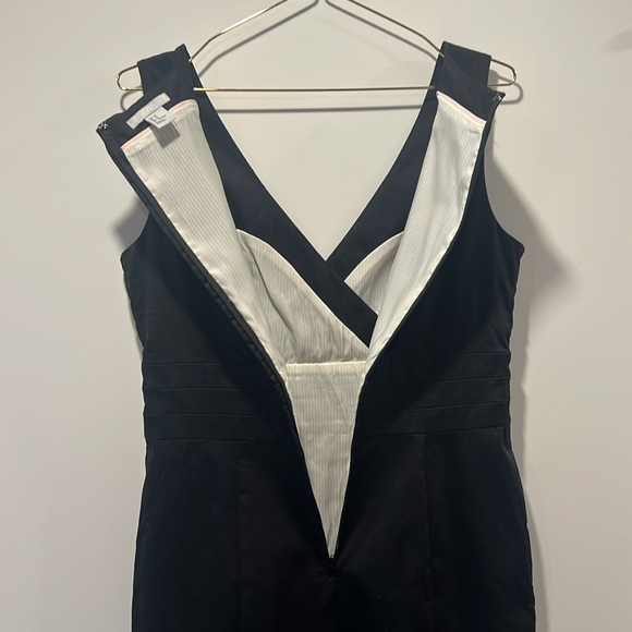 Little Black Dress, v-neck & knee length - Picture 5 of 9